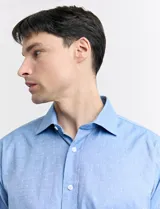 Camisa celeste con microestampado de puntos blancos y rojos, de corte clásico, manga larga y cuello italiano.