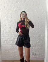 Short negro de cuero sintético con cintura elastizada y bolsillos laterales.