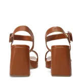 Sandalias de cuero color marrón con plataforma frontal y taco block. Presentan una tira frontal ancha y una pulsera al tobillo con hebilla ajustable.