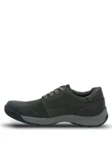 Zapato casual Hush Puppies modelo Duran, confeccionado en cuero de color gris oscuro. Presenta un diseño de cordones, cuello acolchado para mayor confort y suela de goma resistente con una ligera elevación en el talón.