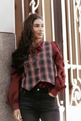 Chaleco sastrero de gabardina con diseño de cuadros, cierre frontal con botones y corte recto.