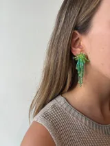 Aros colgantes con forma de flor, hechos con cuentas de vidrio color verde.