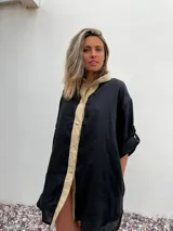 Camisa negra de lino con cuello clásico, cierre frontal con botones color beige y mangas 3/4 con trabillas.