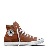 Championes Converse Chuck Taylor All Star de caña alta, confeccionados en lona color marrón con puntera y suela de goma blanca, y cordones blancos.