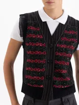 Chaleco negro de largo a la cintura con frente bordado en lentejuelas formando figuras de cerezas. Presenta espalda y sisas tejidas, mangas de organza plisada y cierre frontal con botones grabados.