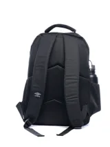 Mochila negra marca Umbro, con logo blanco en el frente y estampado de logos en relieve en la parte inferior. Cuenta con un bolsillo lateral de malla para botella y cierres con tiradores blancos.