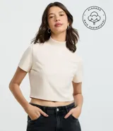 Blusa cropped de algodón color beige, de manga corta, con cuello alto acanalado y diseño liso.