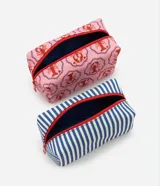 Set de tres neceseres: uno grande transparente con ribetes rojos y dos rectangulares internos. Uno rectangular tiene estampado de rayas verticales azules y blancas, y el otro tiene estampado de langostas rojas sobre fondo rosado.