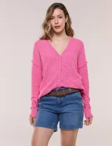 Cardigan blanco de punto liviano y texturado, de corte holgado y diseño casual. Cuenta con escote en V pronunciado, abotonadura frontal, mangas largas con hombros caídos y bolsillos delanteros tipo parche.