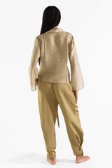 Pantalón de lino tencel color verde militar, de corte recto y holgado, con cintura elastizada, cordón de ajuste y bolsillos laterales amplios tipo cargo.
