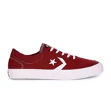 Championes Converse modelo Stoke, color bordó con detalles en blanco. Presentan el logo de la estrella y el chevron en el lateral, cordones blancos y suela de goma vulcanizada.