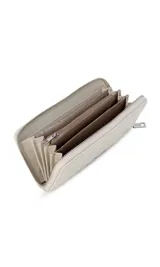 Billetera de dama en símil cuero color negro, de diseño acolchado con costuras verticales que forman relieves y cierre perimetral. Incluye monograma en la esquina inferior y viene con caja de presentación estampada.