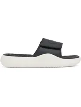 Sandalias tipo ojota Under Armour modelo Ignite Pro 8, con diseño bicolor en negro y blanco. Presentan una correa ajustable con forro de espuma suave y plantilla de espuma viscoelástica para mayor confort. La suela es de EVA duradera con laterales elevados para mayor estabilidad.