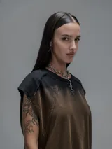 Musculosa oversize con efecto de lavado oxidado, confeccionada en algodón premium. Presenta un diseño sin mangas con costuras marcadas y un acabado desgastado en tonos oscuros.