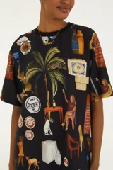 Remera negra de manga corta y cuello redondo, con estampado ilustrado de temática tropical y urbana.