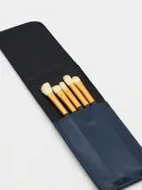 Estuche azul oscuro para guardar y transportar pinceles de maquillaje.