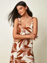 Vestido largo con estampado botánico en tonos marrones y blancos, escote redondo y tirantes anchos.