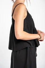 Blusa de algodón peinado color negro, con tirantes finos, escote en V y detalles de bordados y encaje en el frente.
