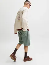 Bermuda de jean de corte baggy, color verde militar, con diseño de perneras anchas y tiro medio.