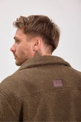 Campera marrón de borreguito con cuello camisero, cierre con botones a presión y bolsillo de parche en el pecho.