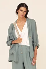 Blazer verde agua de lino, de corte recto y sin cuello.