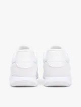 Zapatillas de piel Tommy Hilfiger de corte bajo, color blanco con paneles de ante en tono gris claro, inspiradas en modelos de running retro con suela de EVA y detalles distintivos.