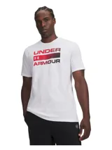 Remera Under Armour de manga corta en color blanco, con cuello redondo y estampado gráfico frontal de la marca con efecto degradado en tonos rojo y negro.