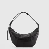 Cartera tipo hobo de diseño curvo en color negro, con acabado texturizado y correa ajustable integrada. Presenta cierre superior y logo grabado en la parte inferior frontal.