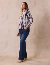 Blusa estampada de gasa marca Sioni, con escote en V, pliegue delantero, manga larga con puño y botón.