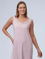 Conjunto de fiesta marca RM Richards, compuesto por vestido corto azul marino de seda fría con apliques bordados y chaqueta de seda fría con apliques bordados y mangas de microtul. El vestido tiene corte recto y largo a la rodilla. La chaqueta es abierta, con mangas 3/4 y largo a la cadera. El conjunto tiene forro interno a tono.