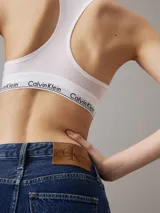 Falda larga de denim de algodón de peso medio, color azul índigo oscuro, con ajuste recto y abertura central delantera. Presenta diseño de cinco bolsillos y bragueta con cremallera.