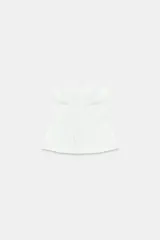 Top palabra de honor de tejido satinado blanco, con escote recto y diseño con bajo tipo peplum y costuras marcadas.