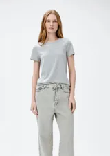 Remera verde claro de algodón, de corte clásico y mangas cortas.