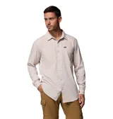 Camisa de manga larga Columbia, color beige, con cuello clásico, cierre frontal de botones y dos bolsillos en el pecho. Presenta un diseño técnico con ventilación en la espalda y mangas enrollables con broches de presión.