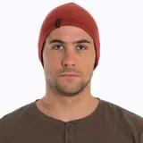 Gorro tipo beanie de punto acanalado, color terracota, con etiqueta de marca Merrell en el borde inferior.