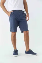 Bermuda tipo china de gabardina con diseño de cinco bolsillos, cierre de cremallera y botón, y detalle de botamanga.