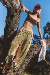 Top deportivo blanco, tipo bralette, con escote cuadrado y tirantes finos. Presenta tejido acanalado y diseño sin costuras.