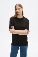 Remera color tostado de viscosa con textura acanalada, manga corta, corte holgado y cuello redondo.