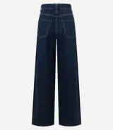 Pantalón de jean de corte wide leg, tiro alto, con bolsillos delanteros y traseros, trabillas para cinturón y cierre frontal con cremallera y botón.