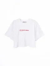 Remera blanca de corte crop, con cuello redondo, mangas cortas y estampa frontal con texto en tipografía cursiva.