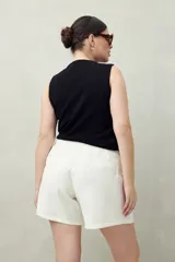 Bermuda sastrera color blanco con finas rayas verticales, de tiro alto y corte a la rodilla.