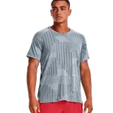 Remera de running Under Armour para hombre, color negro con diseño geométrico en relieve y logo de la marca en el pecho.