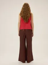 Pantalón de lino color negro, de corte recto y pierna ancha, con cintura elastizada.