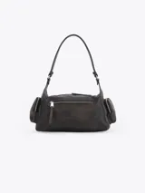 Cartera de hombro confeccionada en cuero vacuno color bordó con acabado desgastado. Presenta múltiples bolsillos exteriores con cierre en el frente, dorso y laterales, herrajes metálicos plateados y logo de la marca aplicado en el frente.