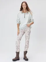 Buzo de algodón con cuello alto y cierre frontal parcial. Presenta bolsillos laterales con cierre y cuello con interior en contraste. Diseño de corte oversize.