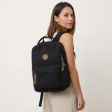 Mochila de lienzo color negro con detalles en eco cuero marrón, bolsillo frontal con cierre, asas superiores y tiras ajustables para la espalda.