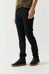 Jean clásico de hombre, corte regular, con logo bordado, grifa de cuero y pasacinto.