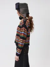 Campera de punto con cierre frontal metálico y cuello de corderito. Presenta un diseño estampado con franjas horizontales en tonos azul marino, beige, rojo y verde.