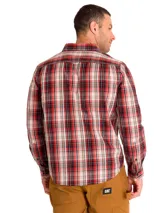 Camisa de manga larga con estampado a cuadros en tonos rojos, negros y beige. Presenta cuello clásico, cierre frontal con botones y un bolsillo en el pecho con etiqueta de la marca Caterpillar.