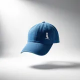 Gorra de visera curva confeccionada en denim color celeste, con logo bordado en color natural en el frente.